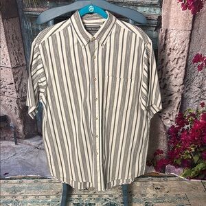 David Taylor Short Sleeve Button Down One Pocket‎ shirt, size large, excellent